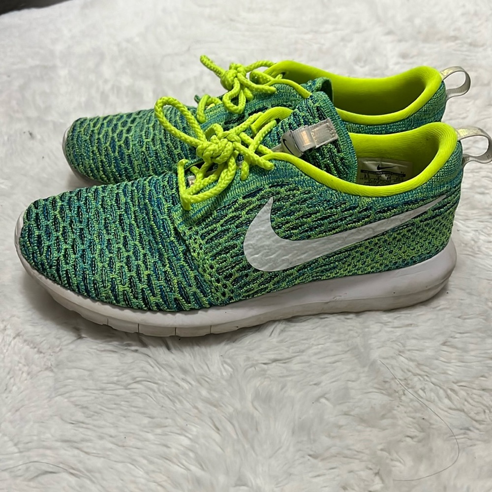 Nike roshe flyknit running shoes